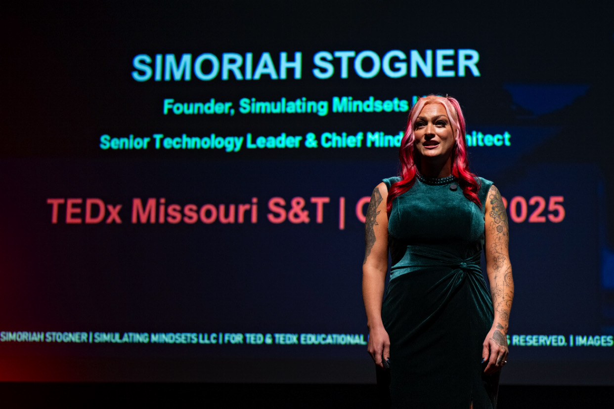 Simoriah Stogner speaking beneath her TEDxMissouri S&T introduction slide